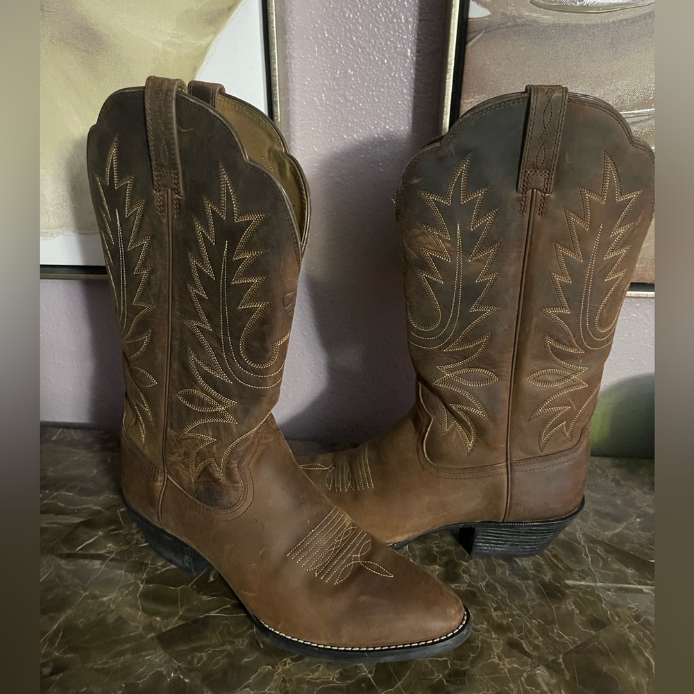Women’s size 9B Ariat Heritage cowboy boots, barely worn